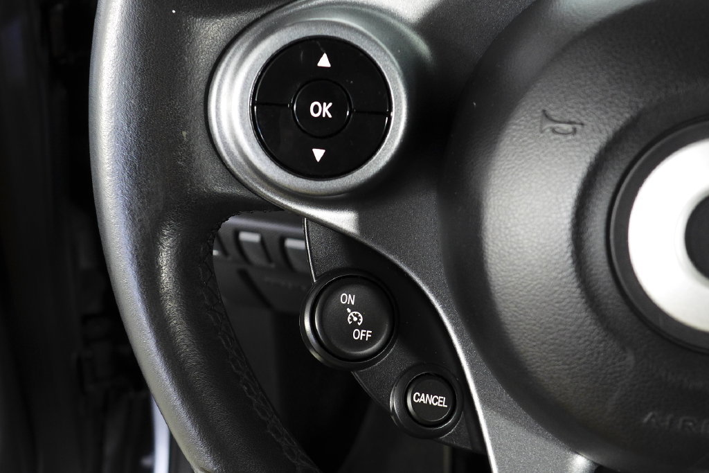Used 2016 smart fortwo Proxy RWD image 29