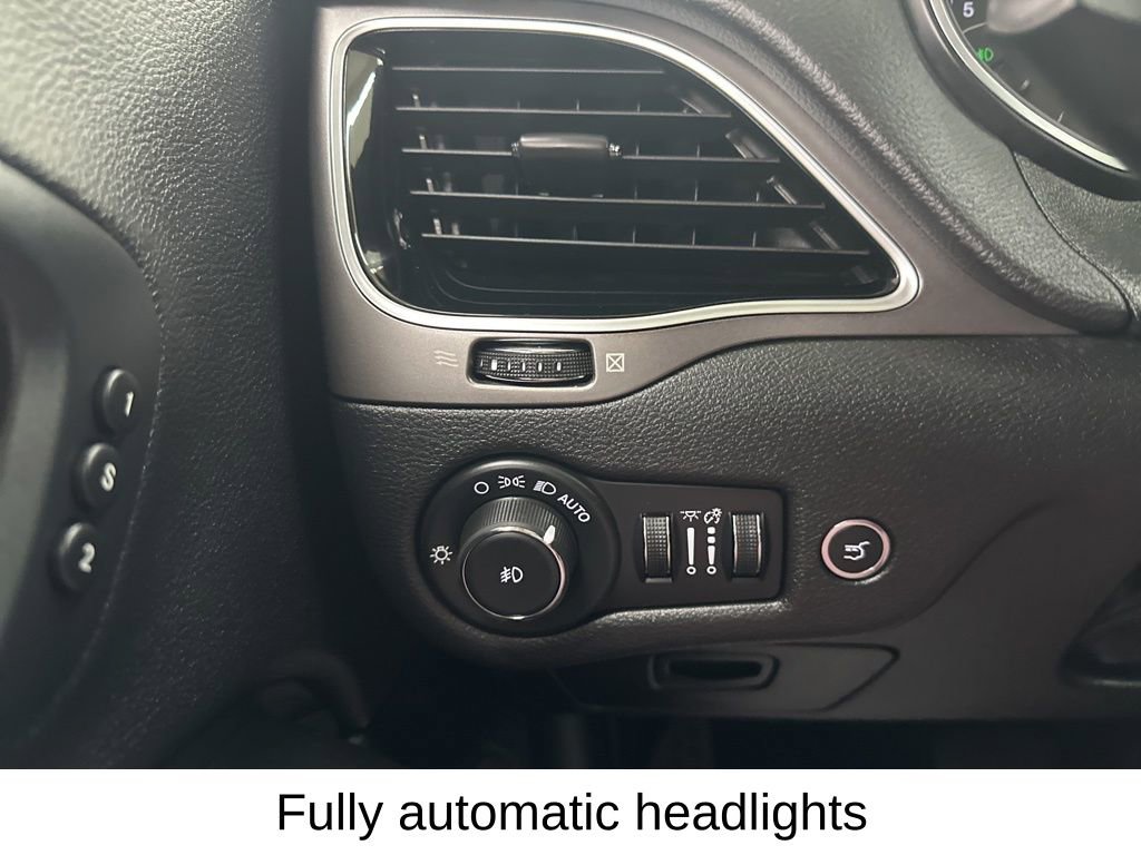 Used 2019 Jeep Cherokee Limited w/ Luxury Group image 40