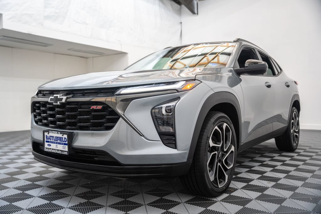 Used 2024 Chevrolet Trax RS w/ Sunroof Package FWD image 3
