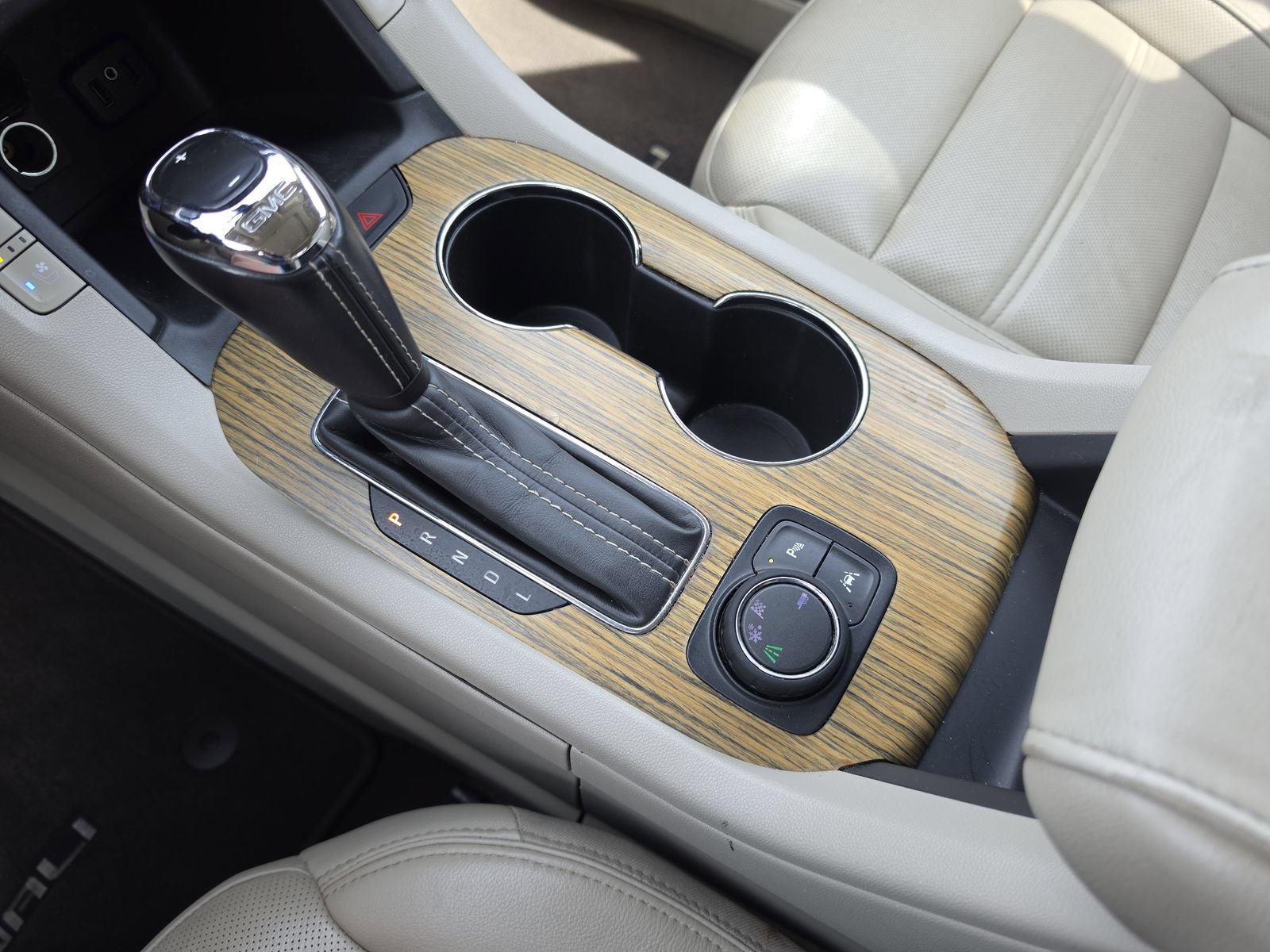 Used 2018 GMC Acadia Denali w/ Technology Package FWD image 32