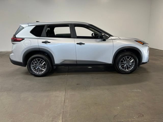 Used 2024 Nissan Rogue S AWD/4WD image 2