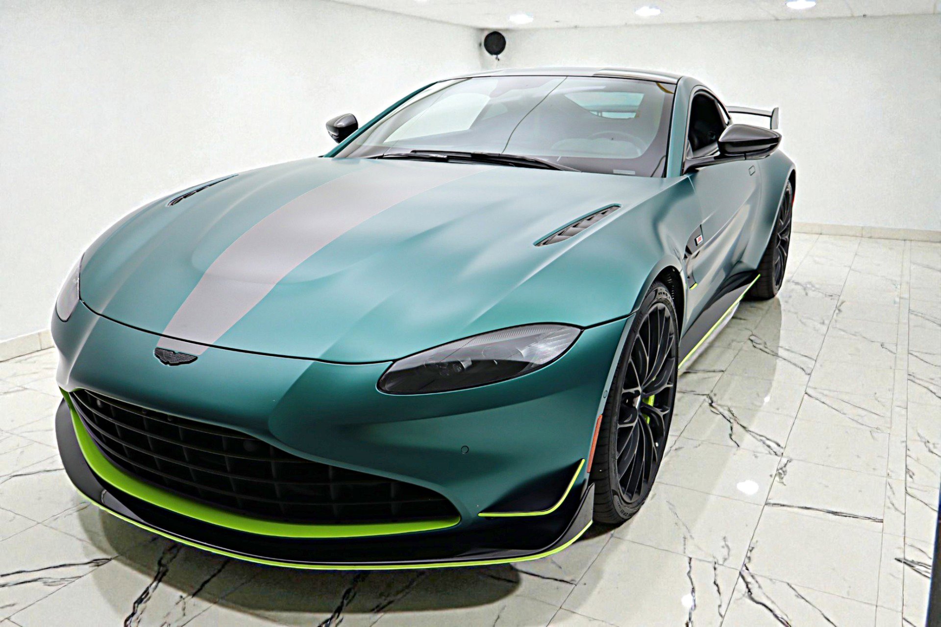 Used 2023 Aston Martin V8 Vantage Coupe image 16