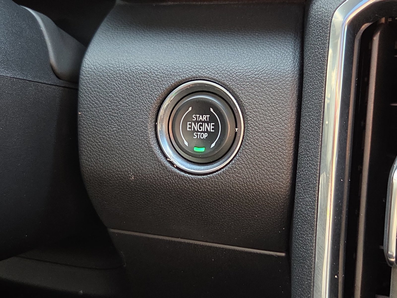 Used 2025 GMC Acadia Denali w/ Super Cruise Package FWD image 16
