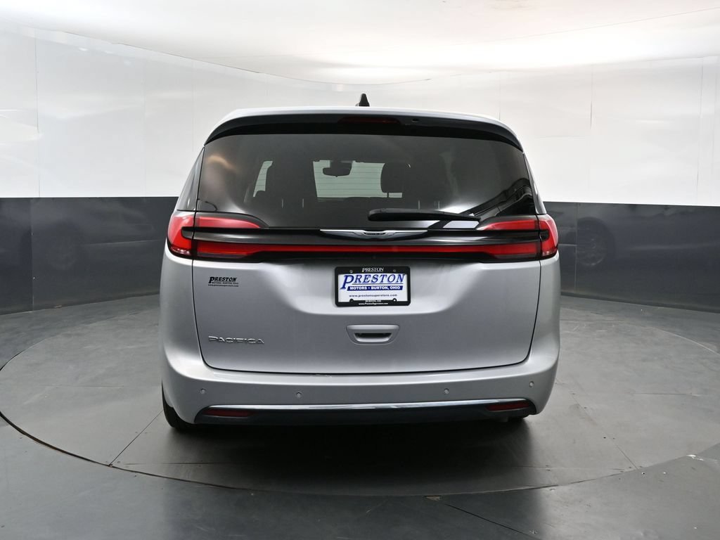 Used 2024 Chrysler Pacifica Touring-L FWD image 4