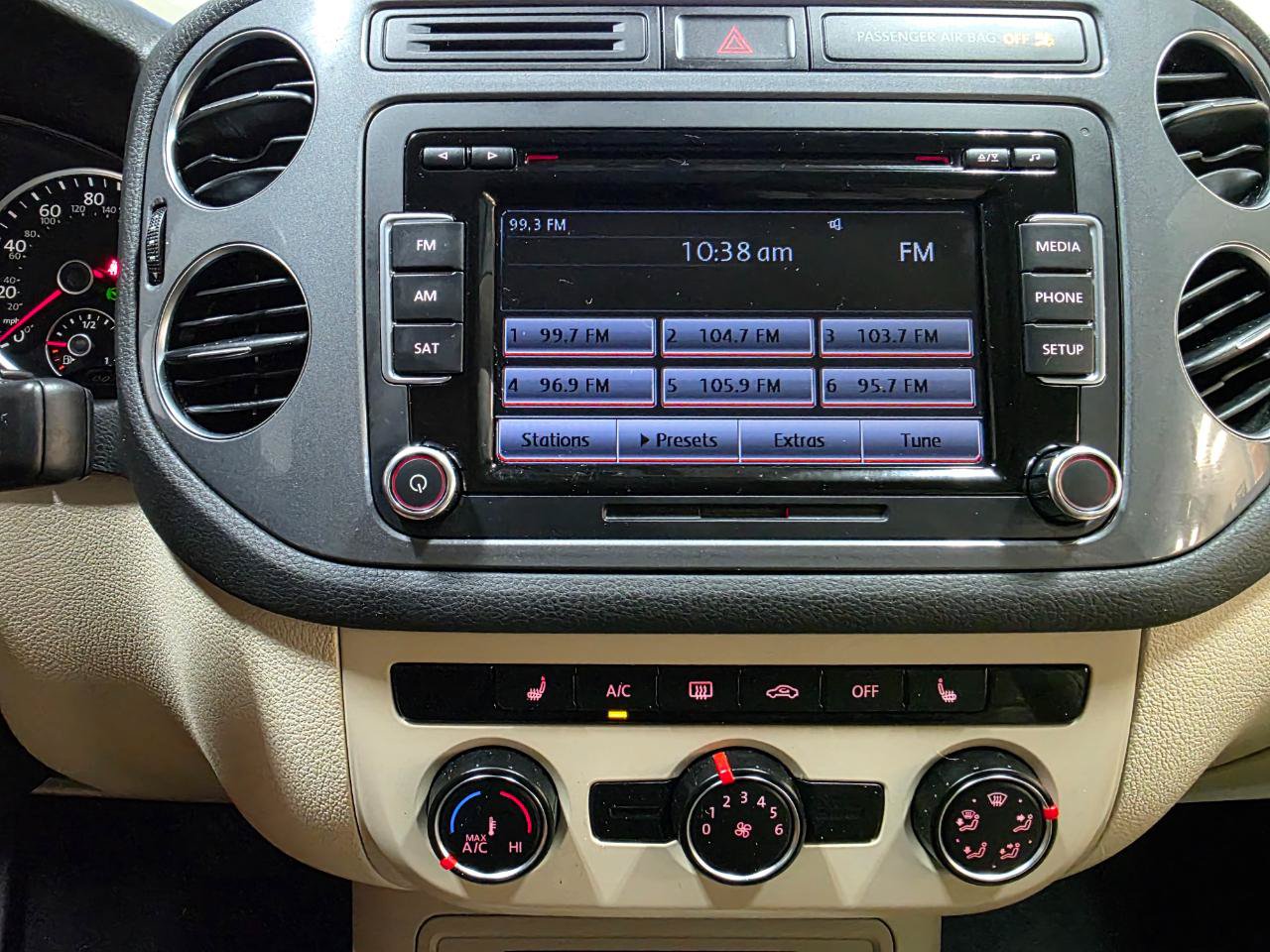 Used 2014 Volkswagen Tiguan SEL FWD image 31