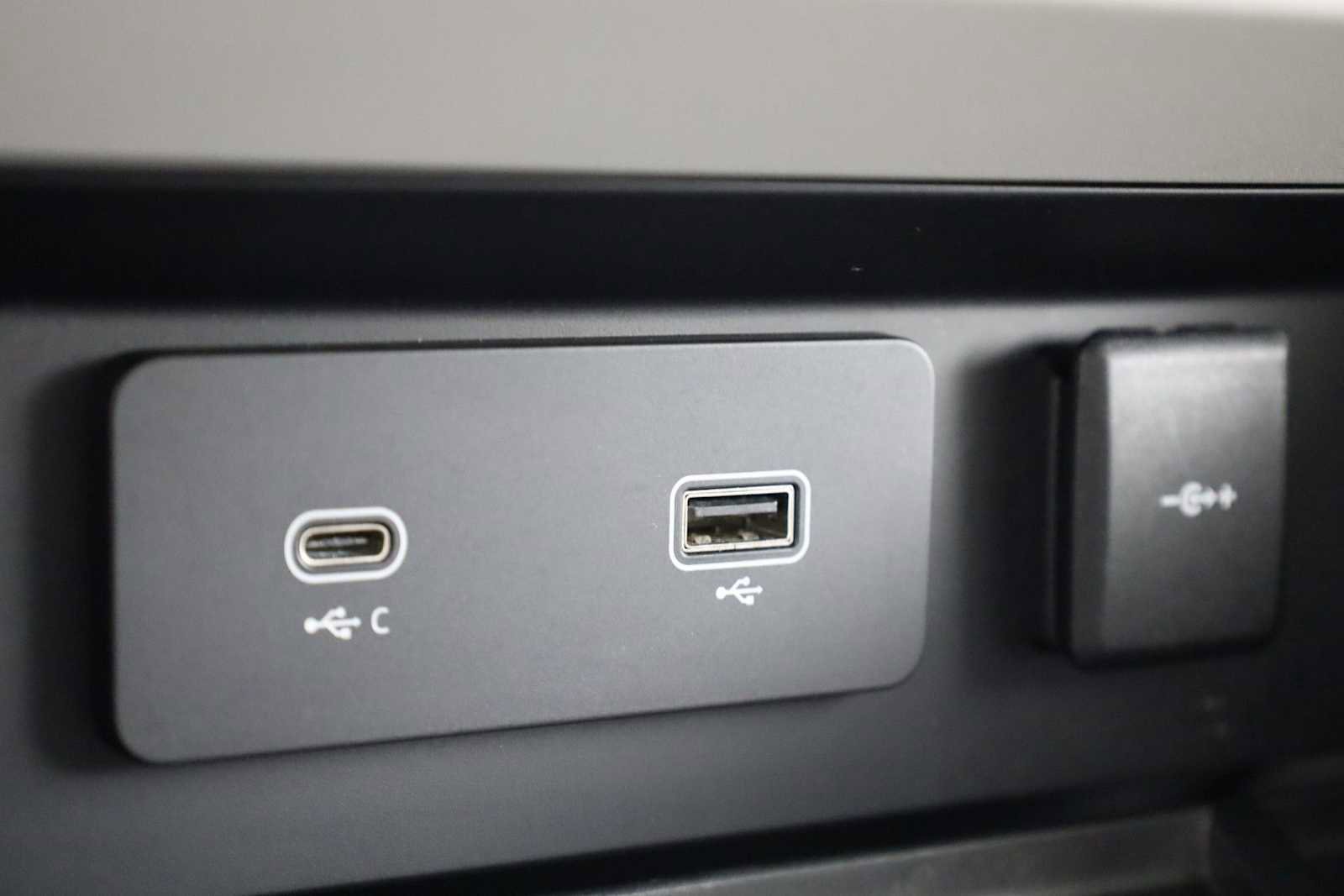 Used 2020 Land Rover Defender 110 SE image 33