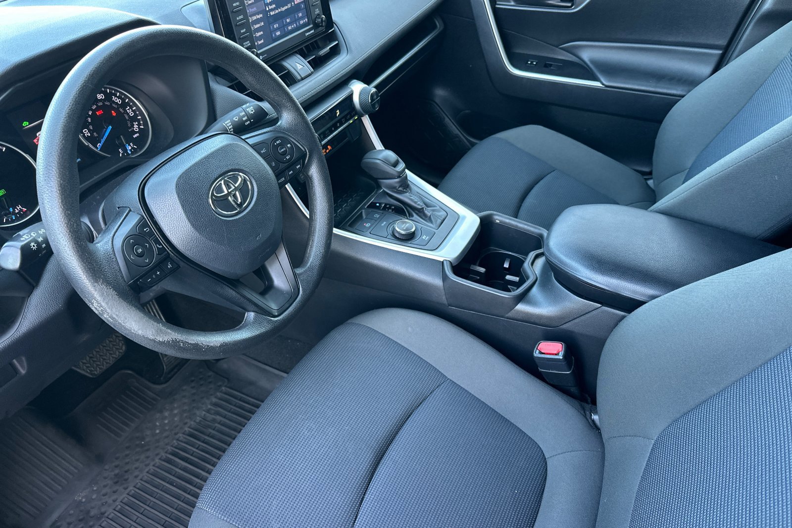 Used 2022 Toyota RAV4 LE image 9