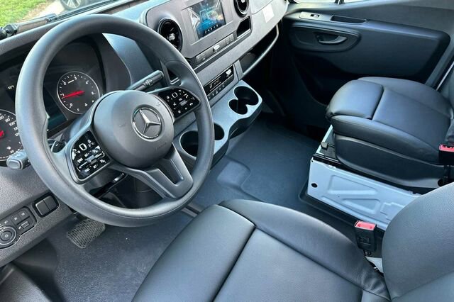 Used 2024 Mercedes-Benz Sprinter 3500 image 7