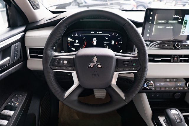 New 2025 Mitsubishi Outlander AWD image 13