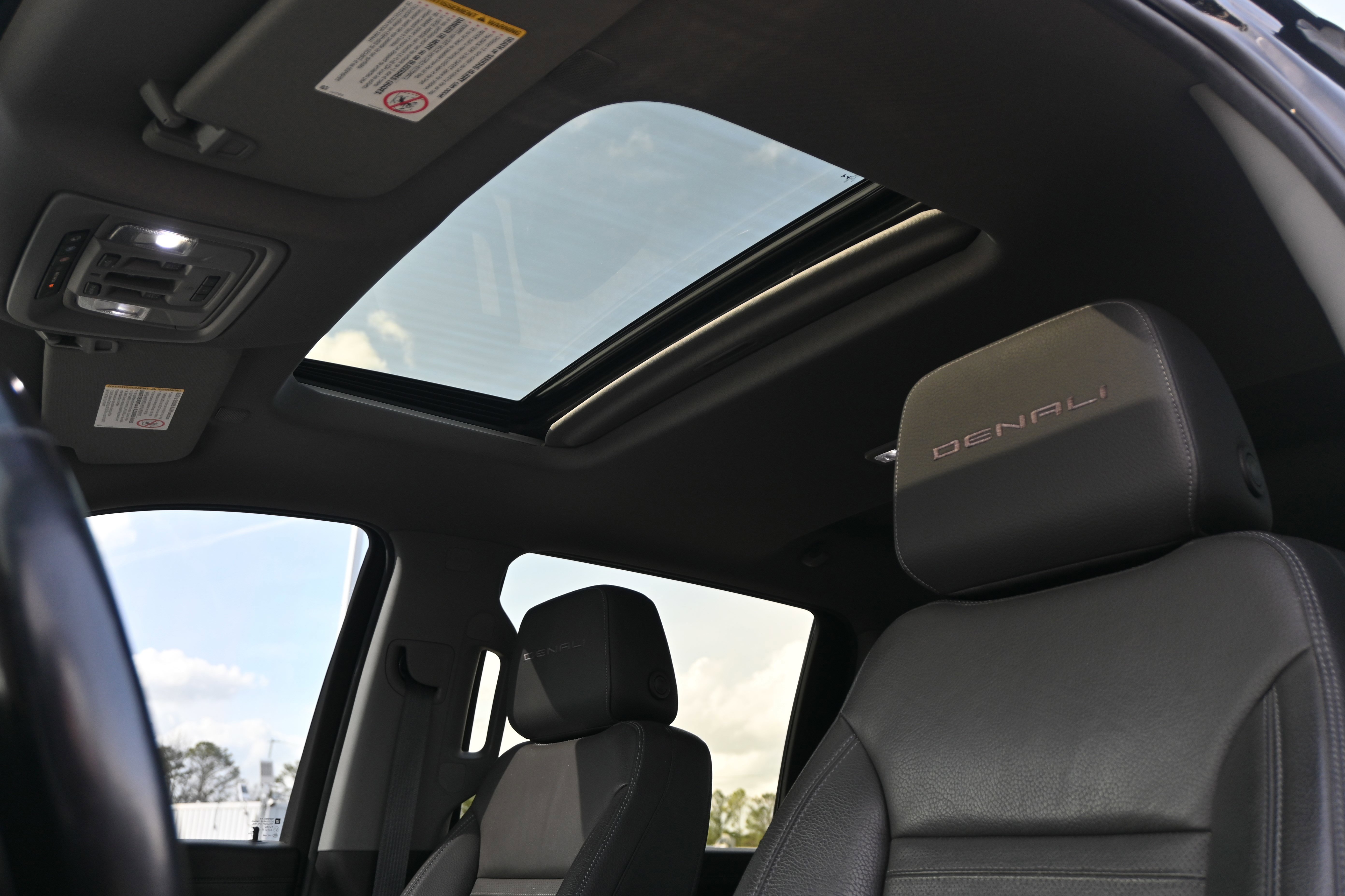 Used 2021 GMC Sierra 2500 Denali w/ Denali Black Diamond Edition image 9