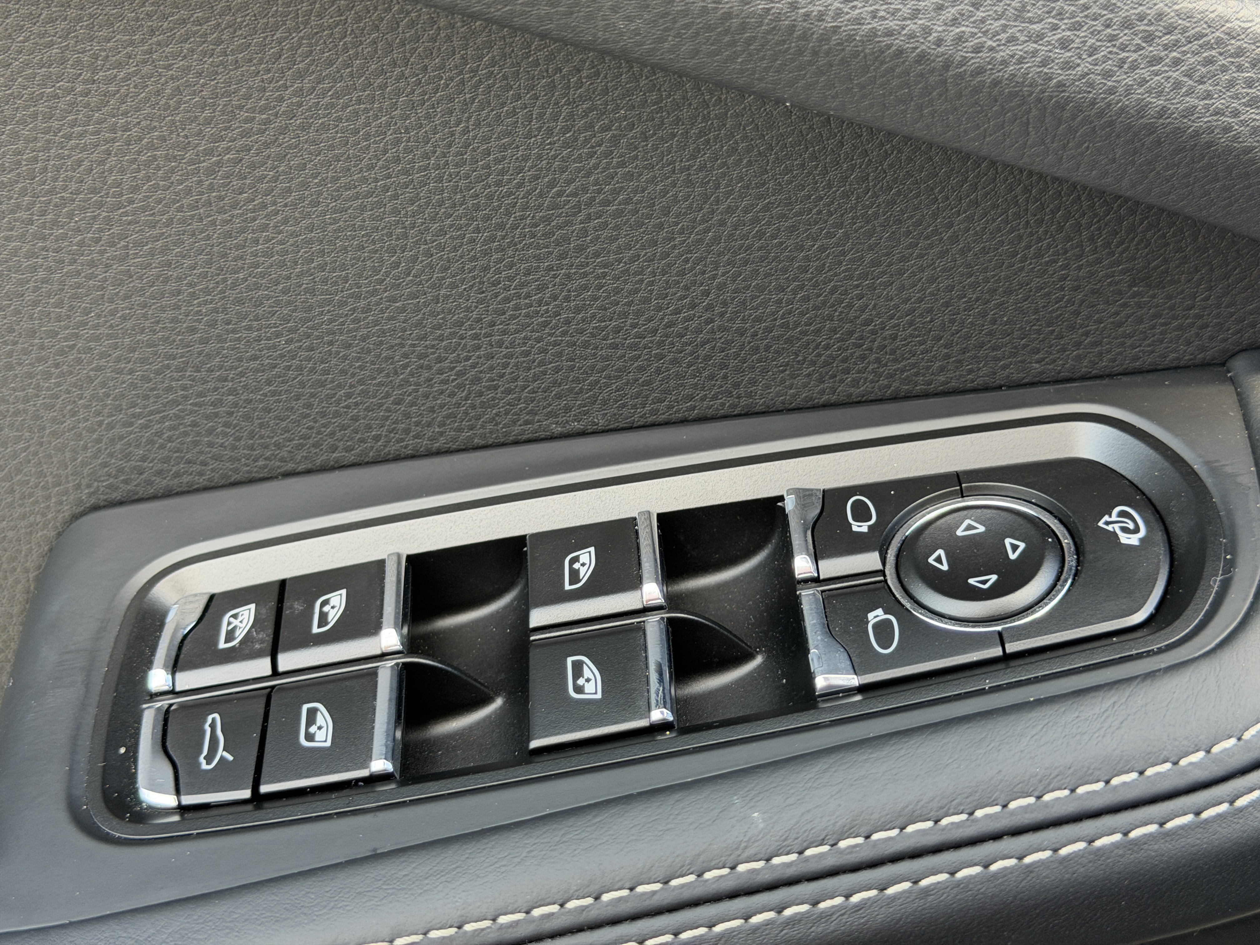 Certified 2025 Porsche Macan Turbo image 23