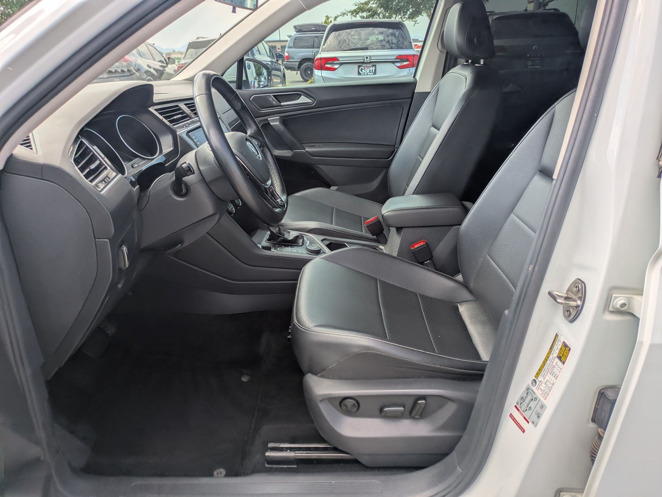 Used 2018 Volkswagen Tiguan SE w/ 3rd Row Seat Package AWD/4WD image 17