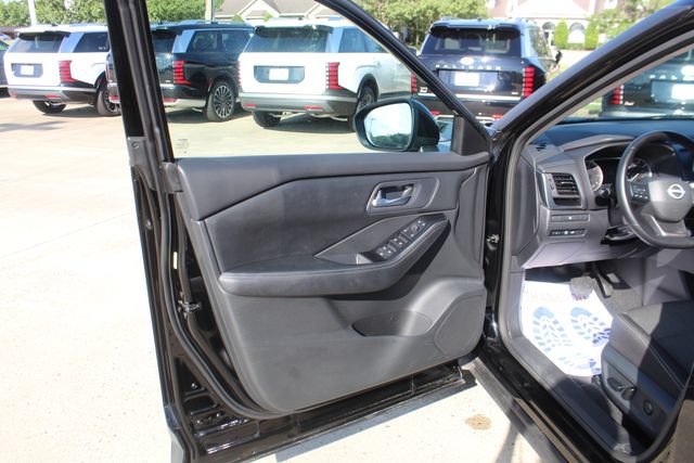 Used 2025 Nissan Rogue SV FWD image 13