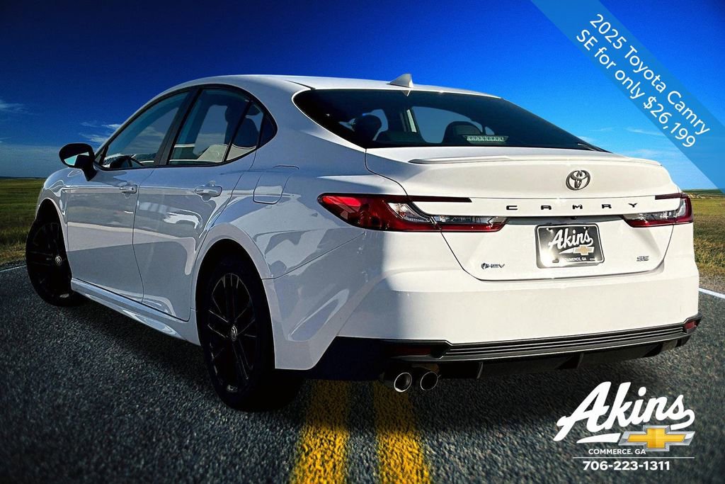 Used 2025 Toyota Camry SE image 4