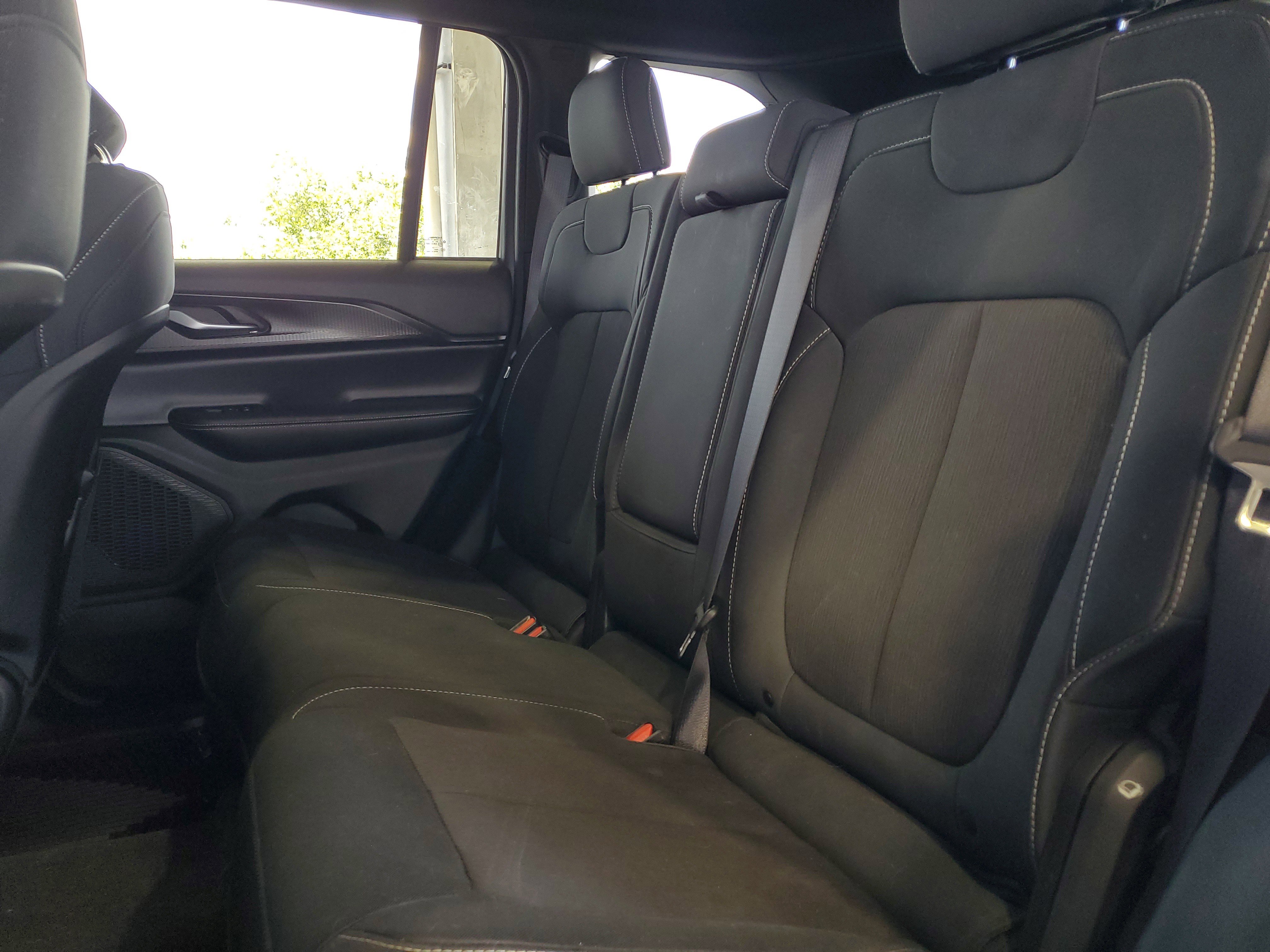 Certified 2024 Jeep Grand Cherokee Laredo AWD/4WD image 8