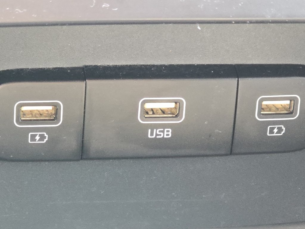 Used 2022 Kia Carnival LX FWD image 6