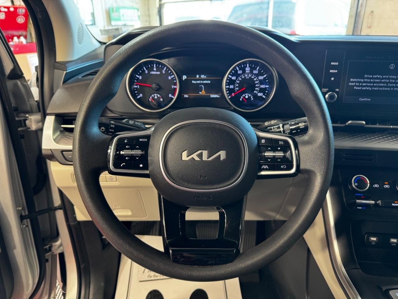 Used 2023 Kia Carnival LX FWD image 21