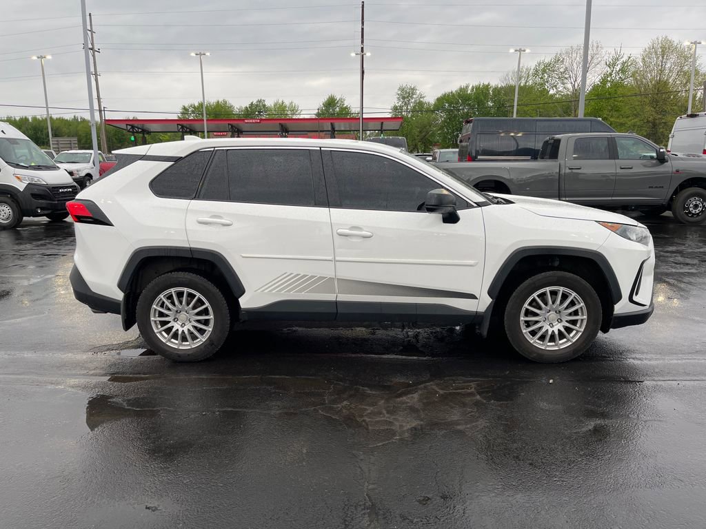 Used 2022 Toyota RAV4 LE AWD/4WD image 4