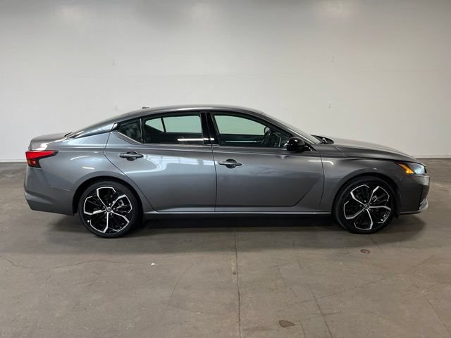 Used 2023 Nissan Altima 2.5 SR FWD image 2