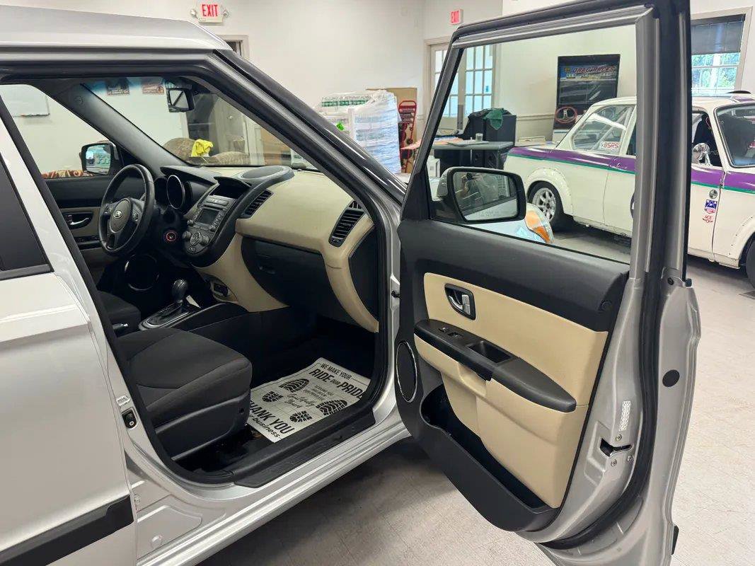 Used 2012 Kia Soul ! FWD image 18