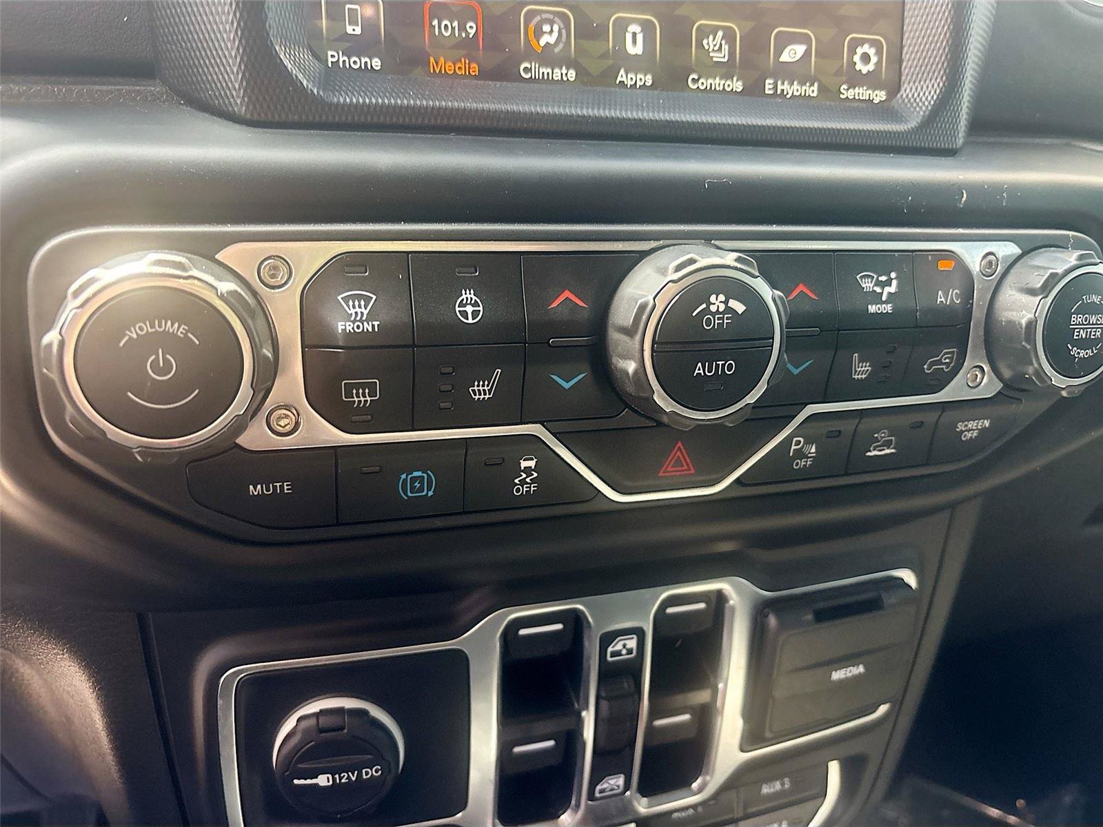 Used 2022 Jeep Wrangler Unlimited Sahara w/ Cold Weather Group AWD/4WD image 15