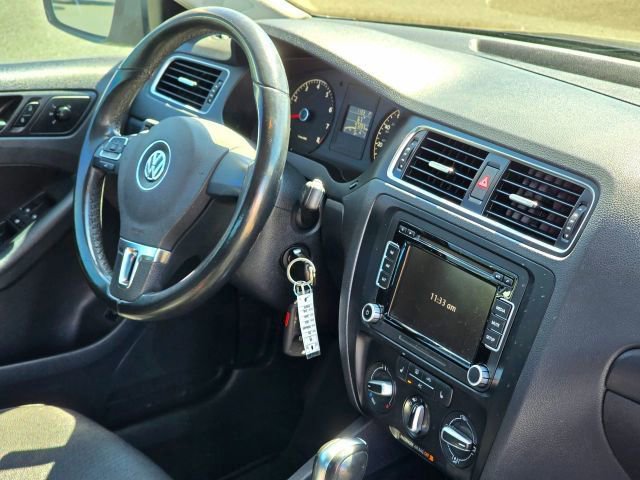 Used 2011 Volkswagen Jetta SE FWD image 17