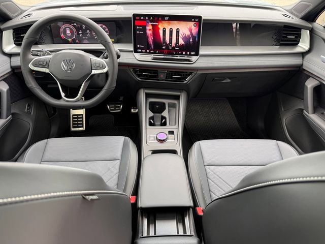 New 2026 Volkswagen Tiguan SE R-Line FWD image 16