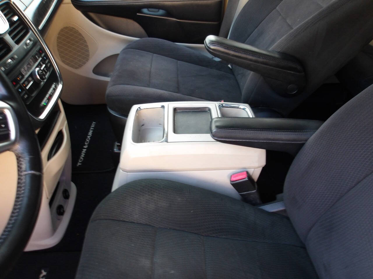 Used 2011 Chrysler Town & Country Touring FWD image 16