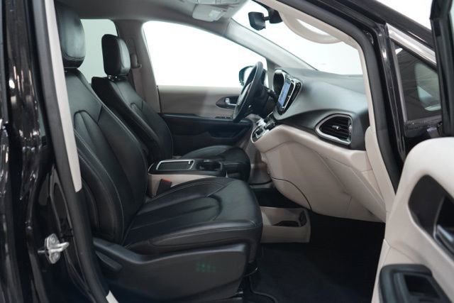Used 2024 Chrysler Pacifica Touring-L image 38