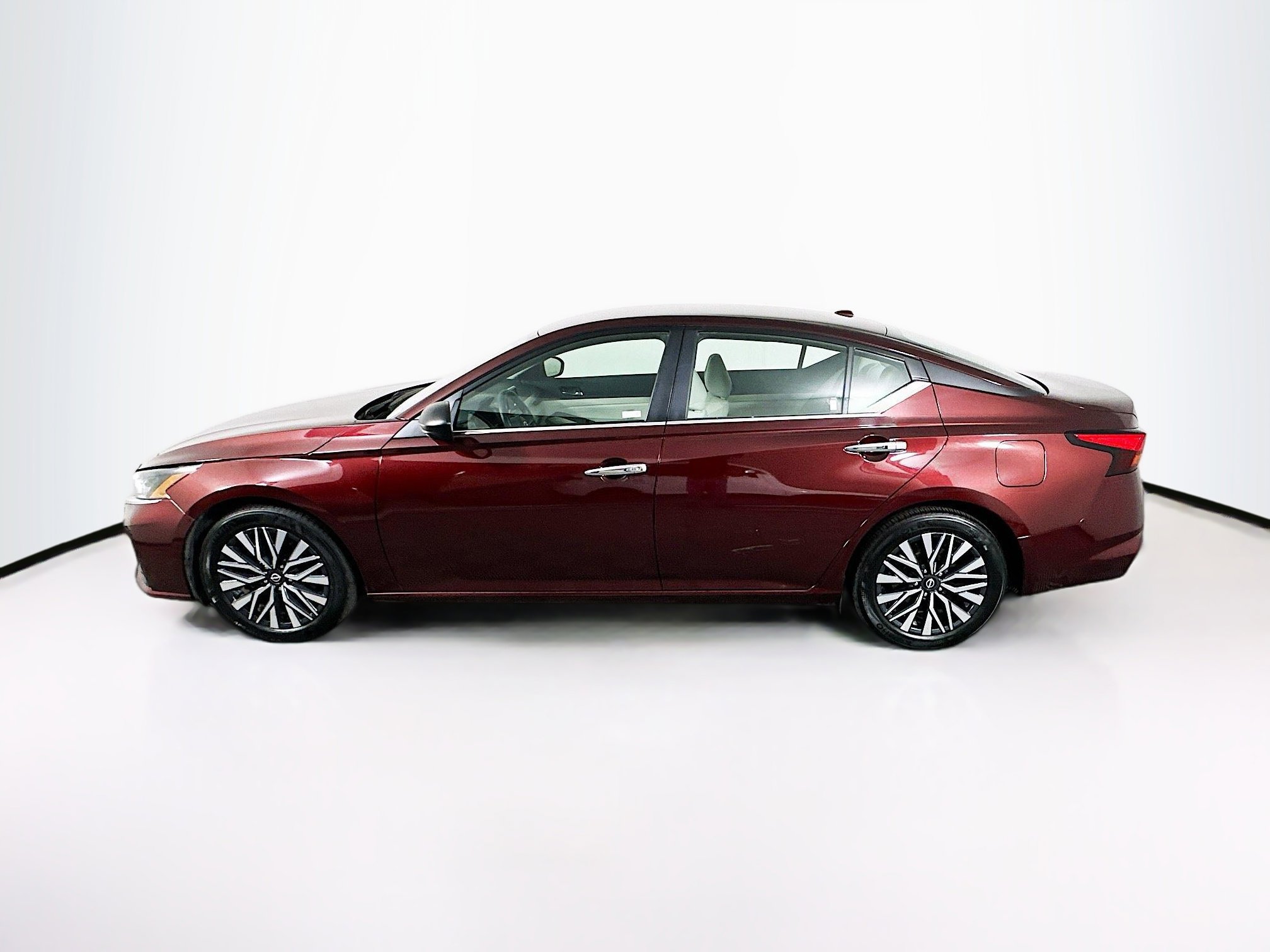 Used 2025 Nissan Altima 2.5 SV image 4