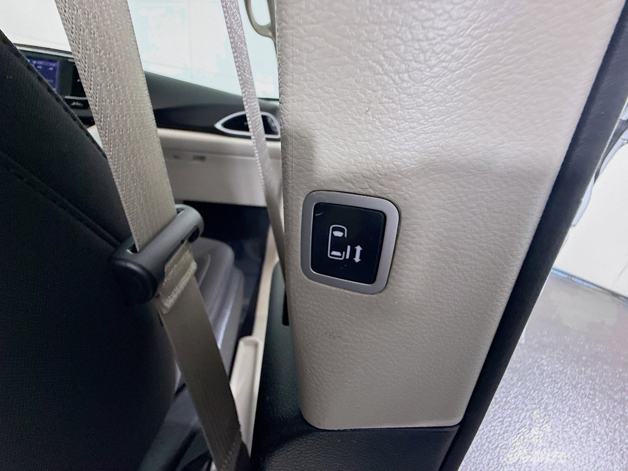 Used 2023 Chrysler Voyager LX FWD image 39