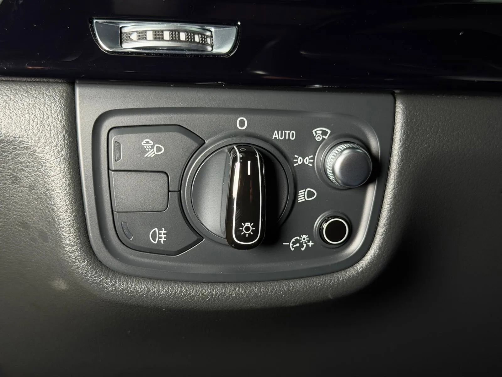 Used 2015 Audi A8 L 4.0T w/ Premium Package image 52