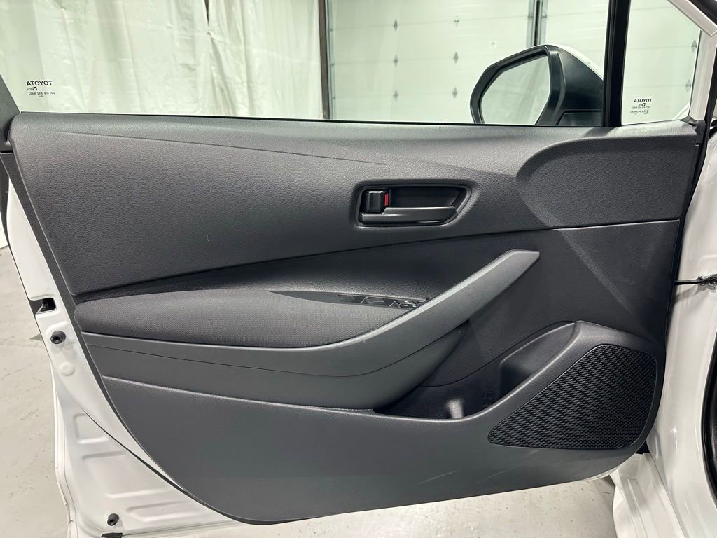 Used 2025 Toyota Corolla LE FWD image 8