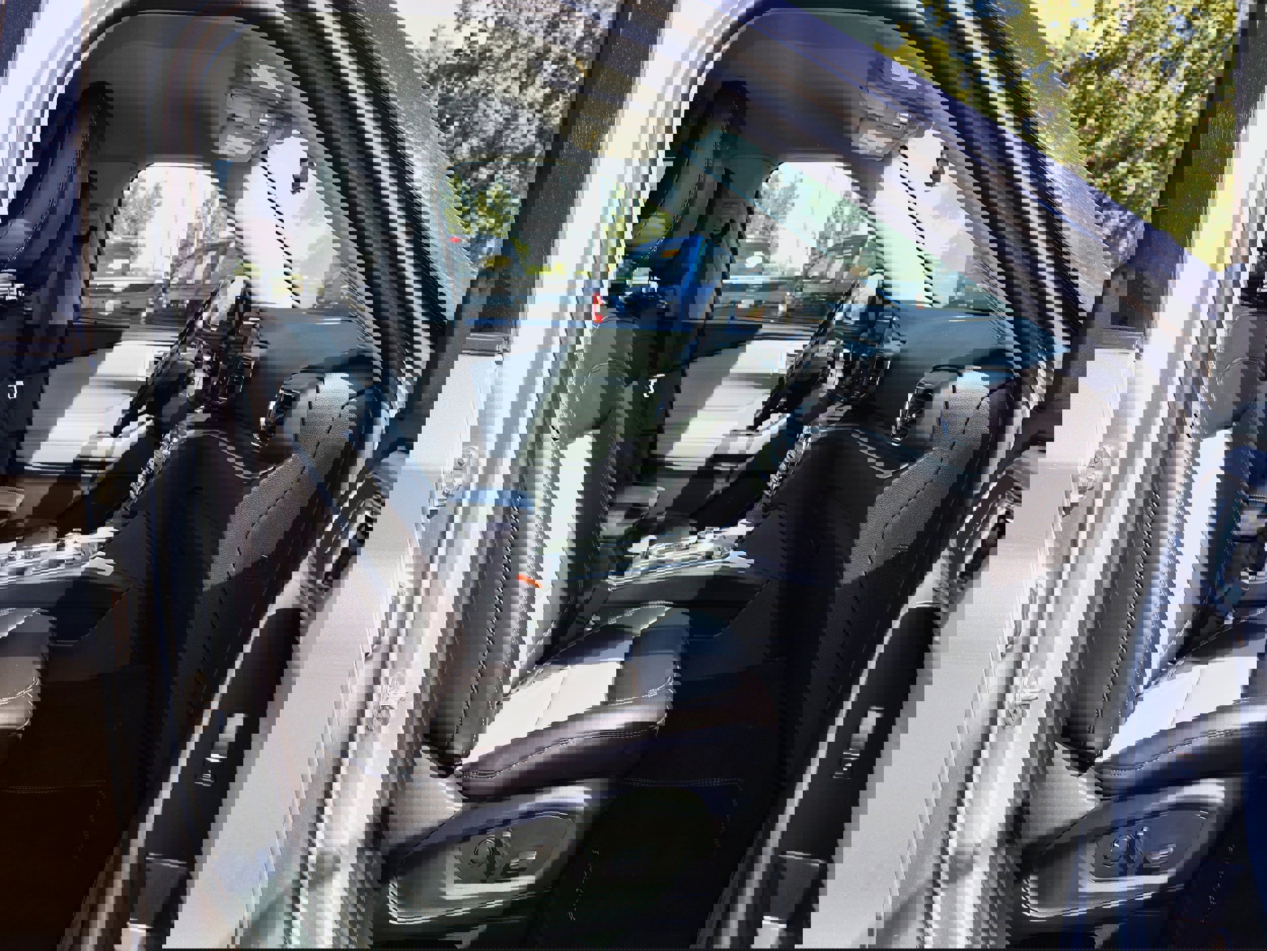 Used 2022 Ford Explorer XLT w/ Equipment Group 202A image 27