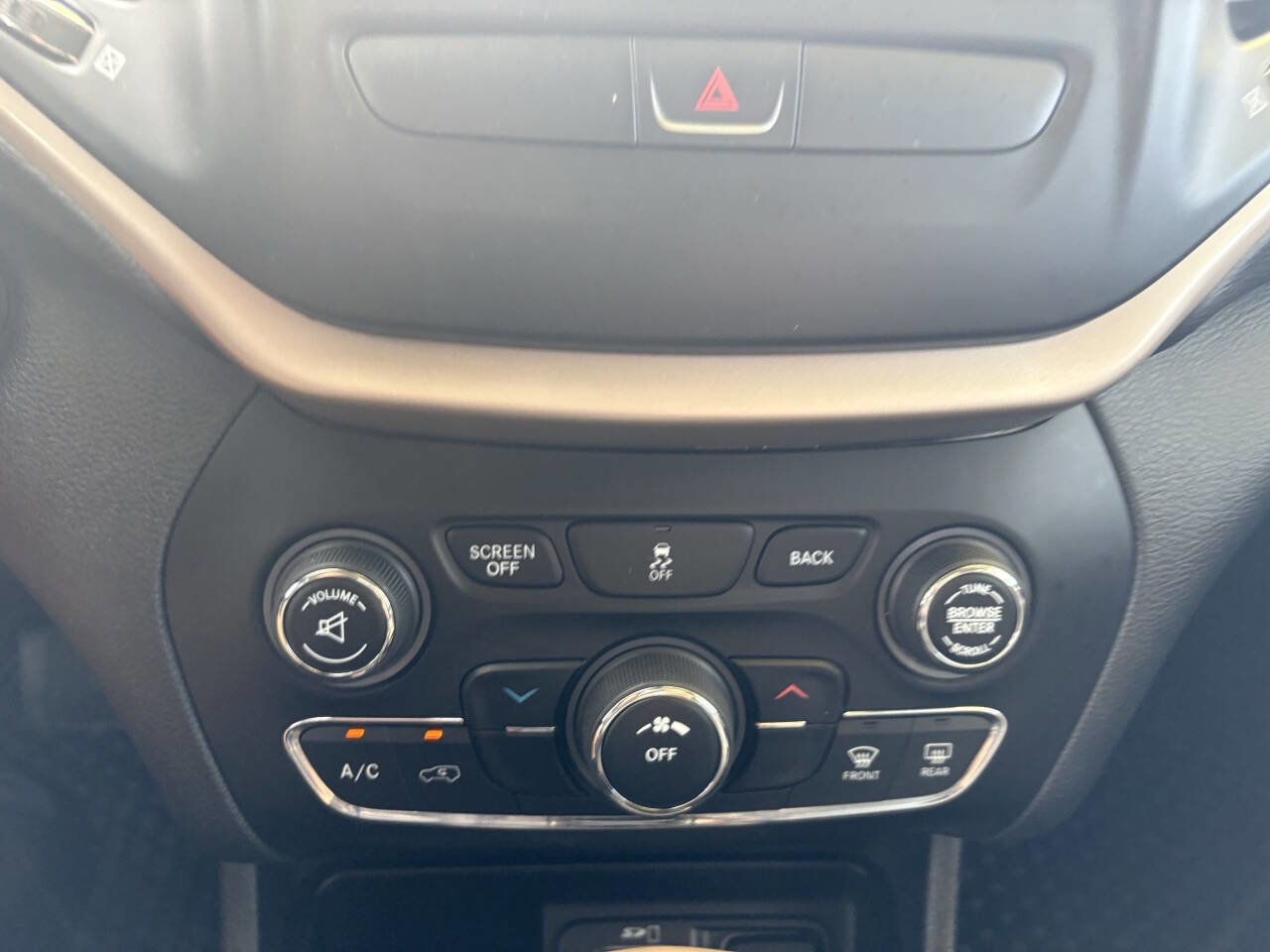 Used 2018 Jeep Cherokee Latitude w/ Cold Weather Group AWD/4WD image 24