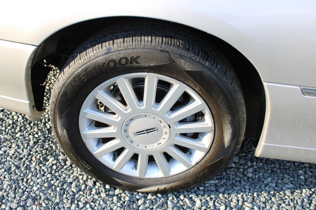 Used 2005 Lincoln Town Car Signature image 23