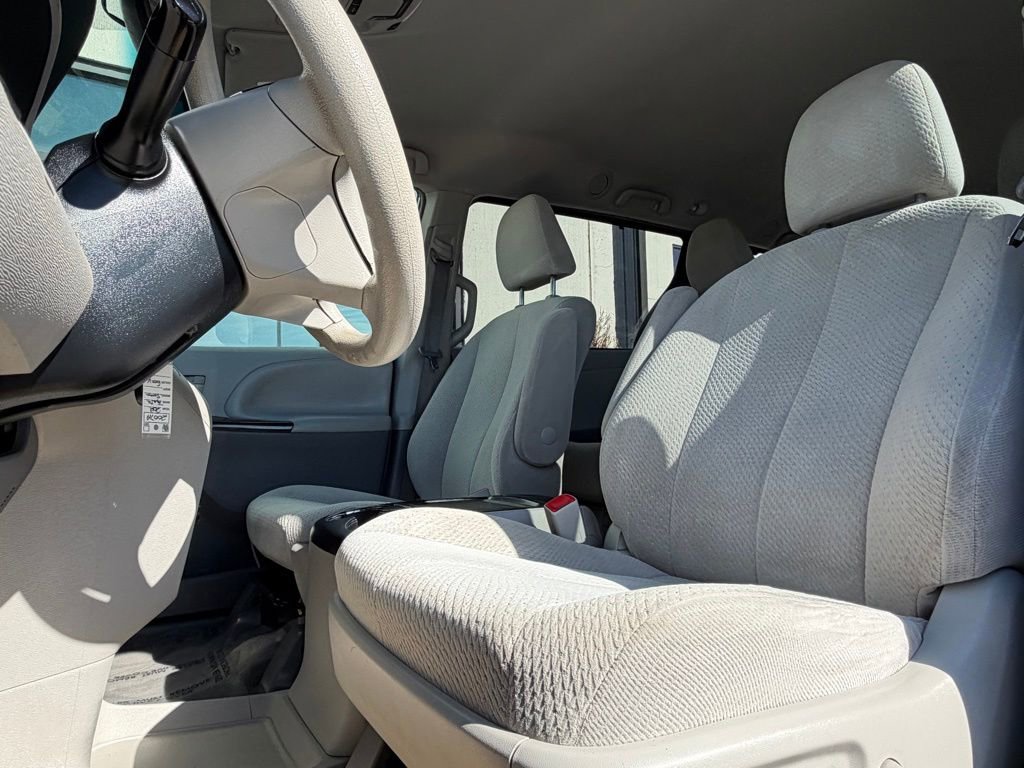 Used 2012 Toyota Sienna LE w/ Towing Pkg image 7