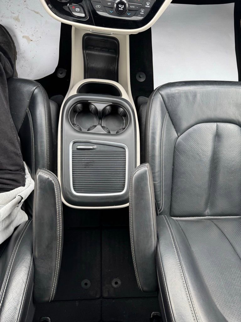 Used 2022 Chrysler Pacifica Touring-L image 29