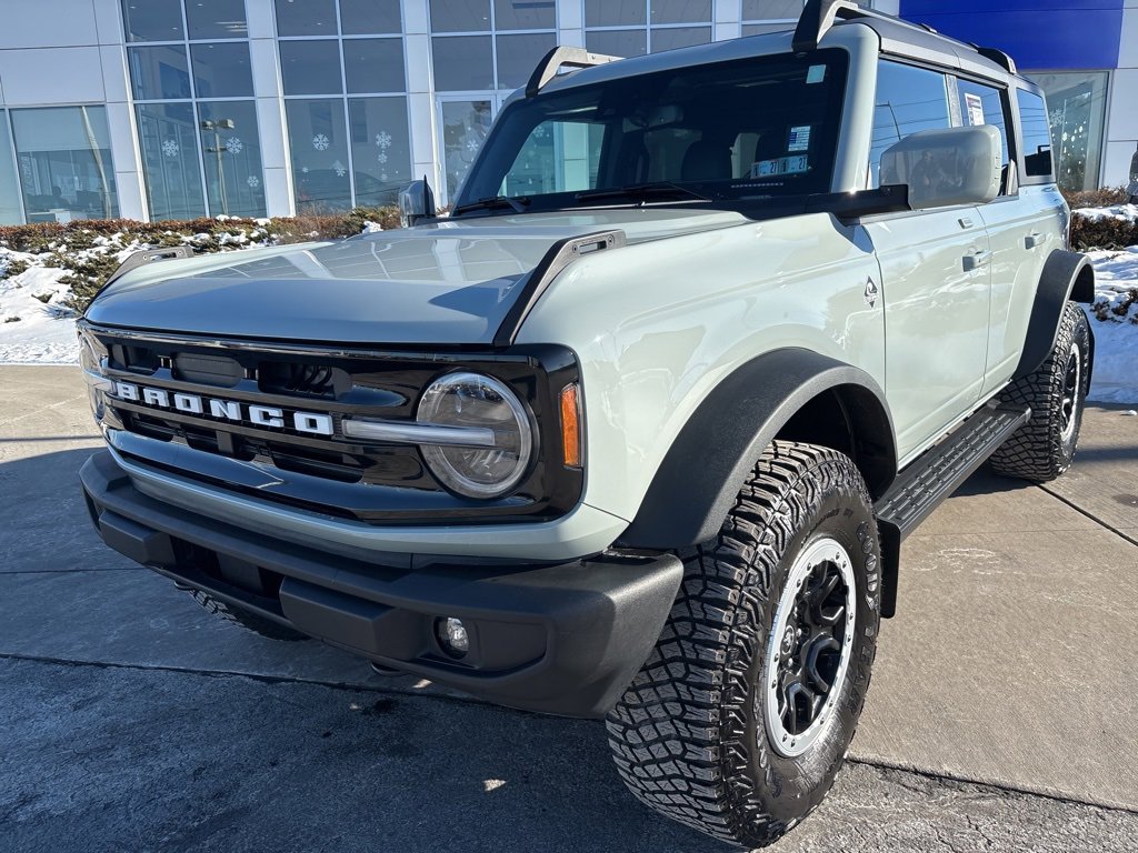 Used 2023 Ford Bronco Outer Banks w/ Sasquatch Package image 2