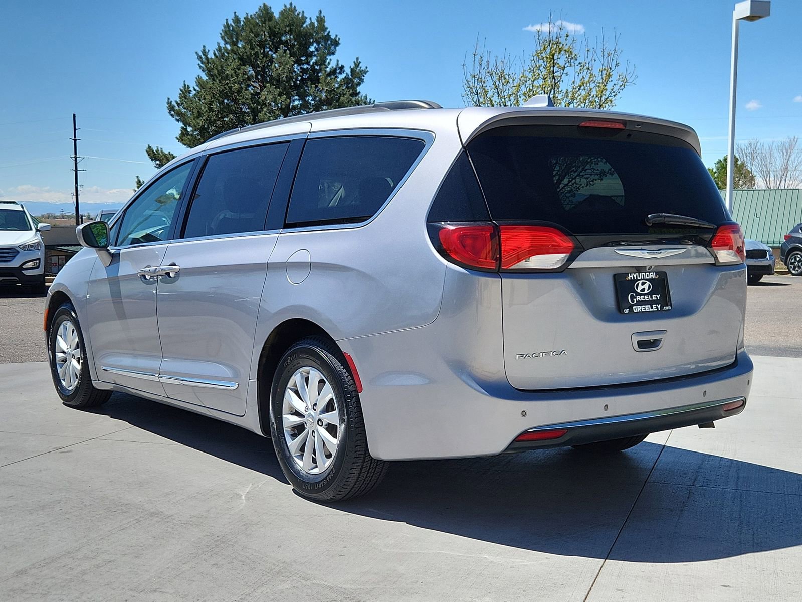 Used 2017 Chrysler Pacifica Touring-L FWD image 3