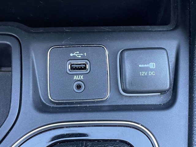 Used 2019 Jeep Cherokee Latitude Plus FWD image 27