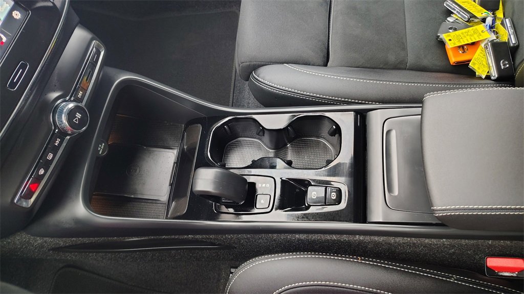 Used 2025 Volvo XC40 B5 Plus image 21