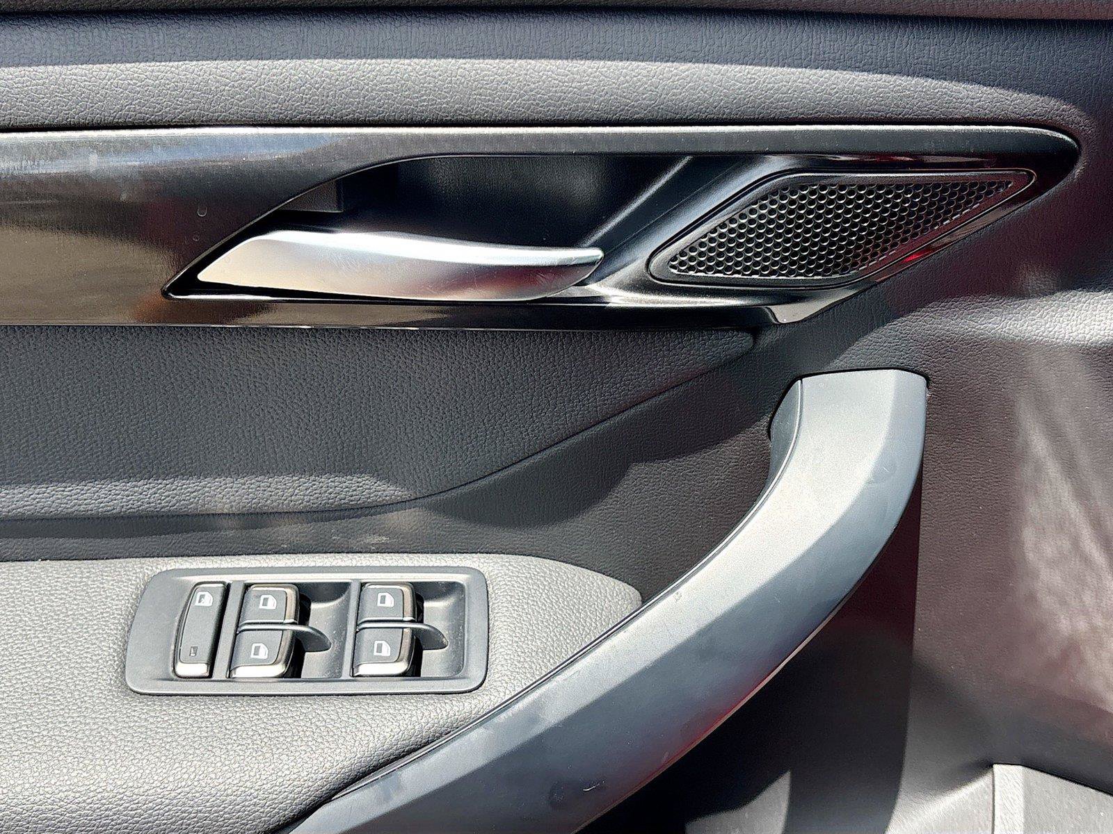 New 2025 VinFast VF 8 Eco AWD/4WD image 17