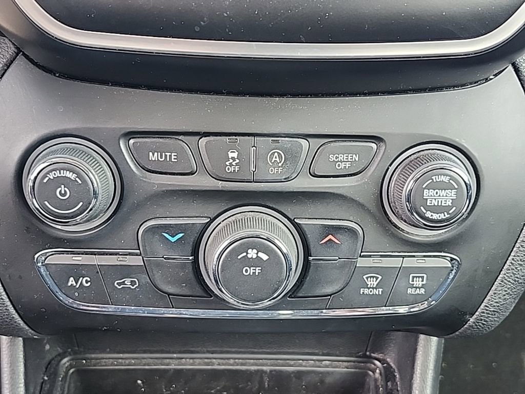 Certified 2019 Jeep Cherokee Latitude w/ Popular Appearance Group image 6