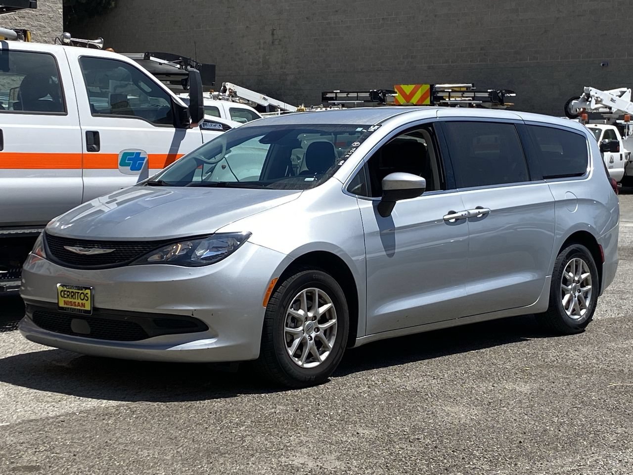 Used 2023 Chrysler Voyager LX FWD image 2