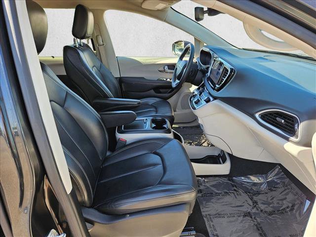 Used 2023 Chrysler Pacifica Touring-L FWD image 25