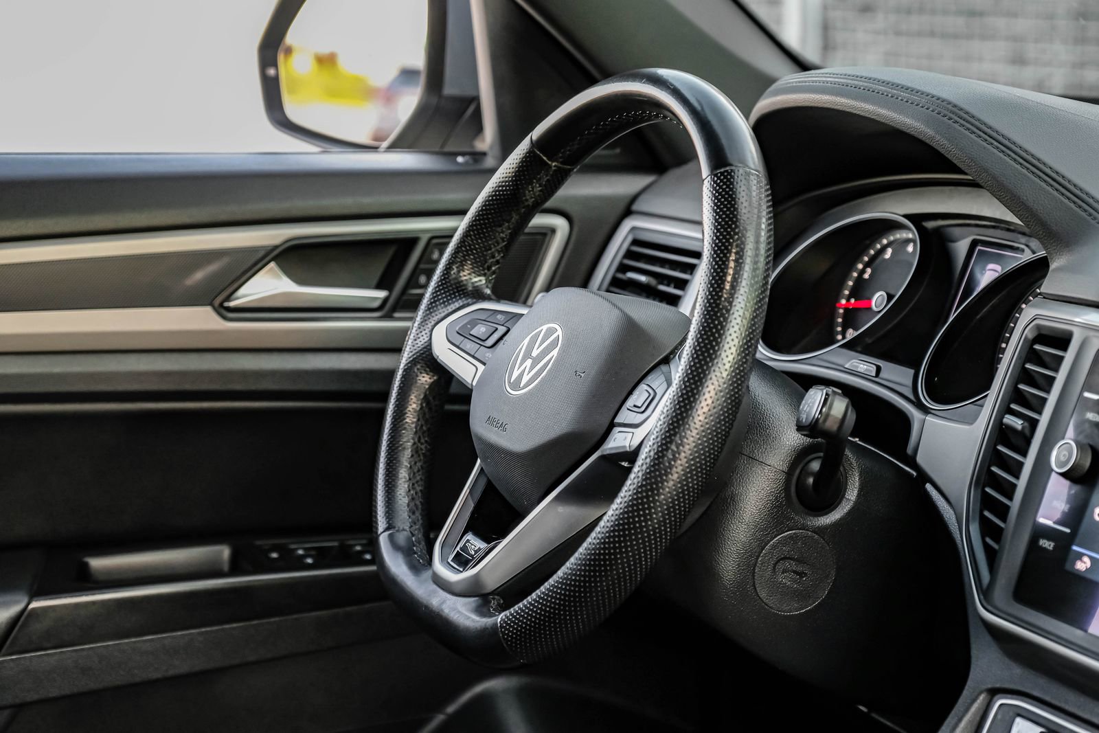 Used 2020 Volkswagen Atlas Cross Sport SE w/ Panoramic Sunroof Package FWD image 13