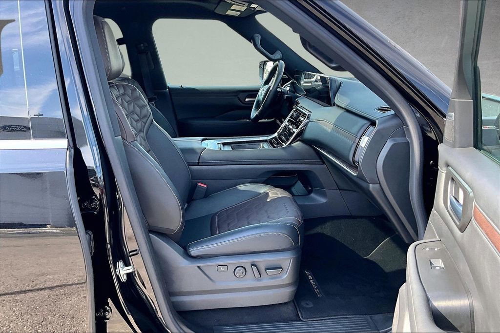 Used 2025 Nissan Armada Platinum Reserve image 5