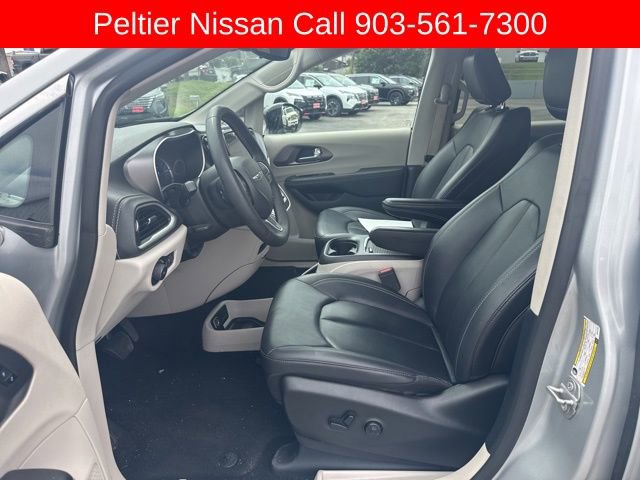 Used 2024 Chrysler Pacifica Select image 10