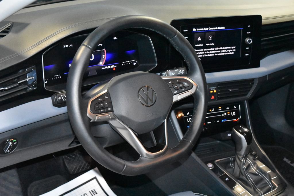 Used 2025 Volkswagen Jetta SE FWD image 2